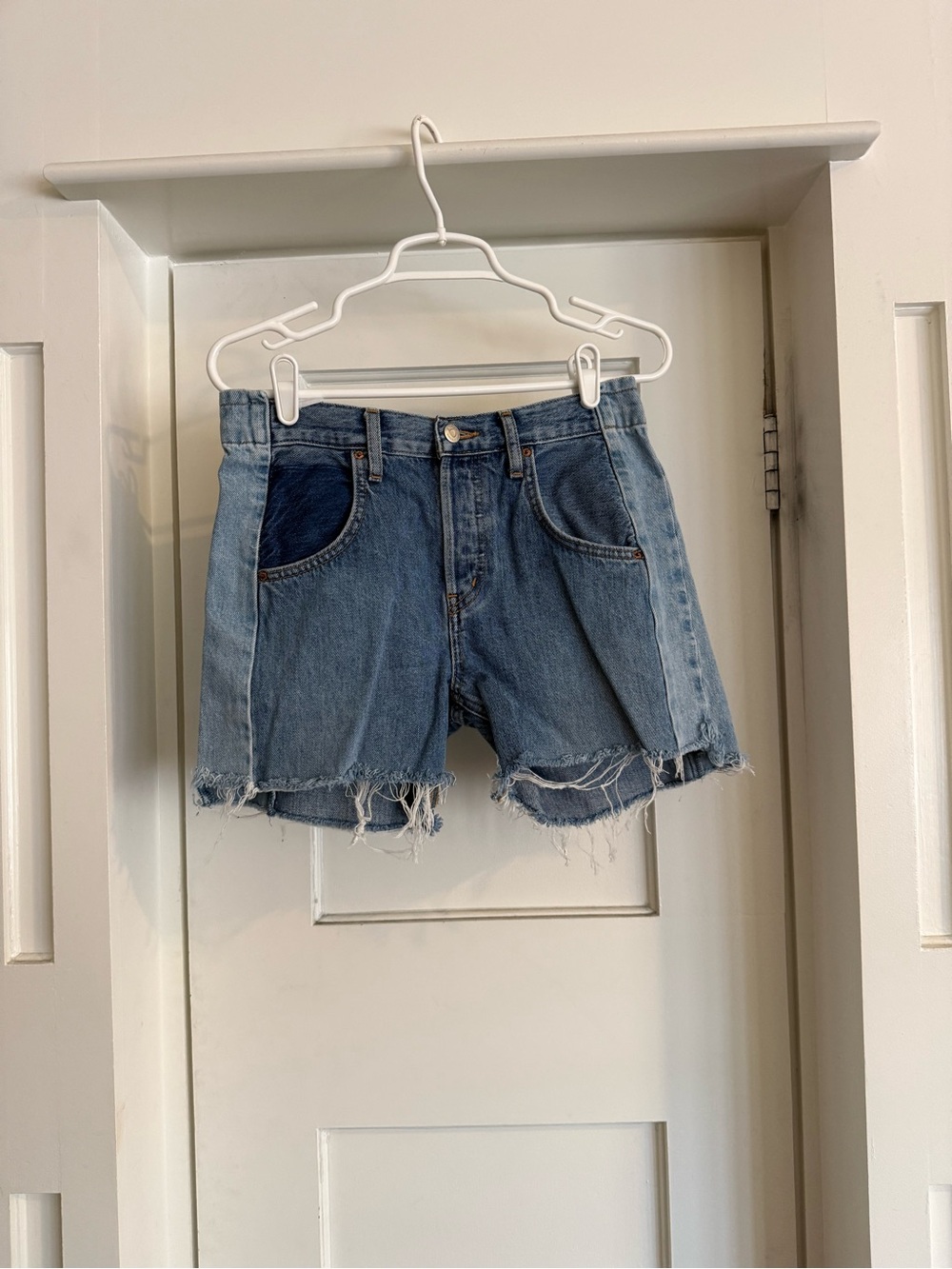 Low-Rise Raw Hem Denim Shorts - Blue